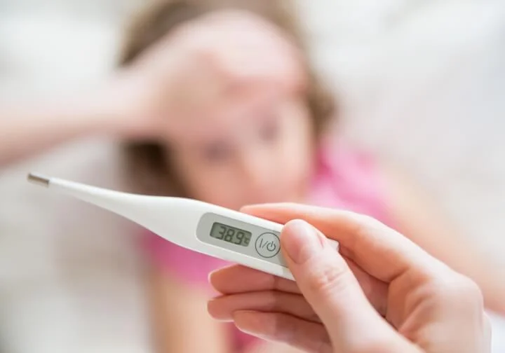 Jak snížit horečku u dětí a kdy jít raději k lékaři